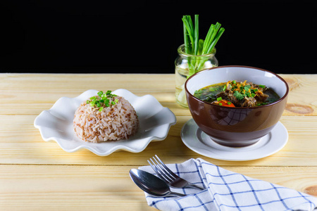 汤牛肉 蔬菜 骨作为基地和煮熟的米饭肉汤