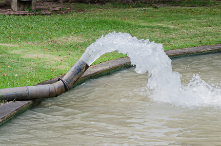 水从水管水倒出