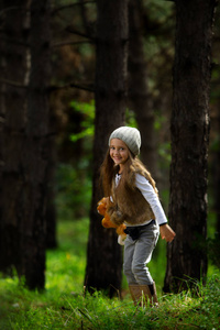 可爱的小女孩在森林里