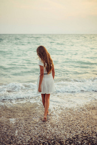 一个女人在海边散步