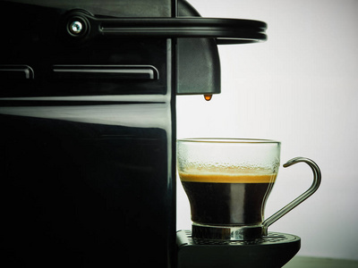 特写咖啡壶浇注热咖啡咖啡