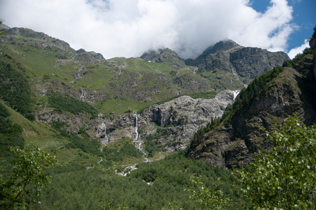 在山中徒步旅行