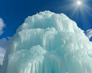 冰瀑布上天空背景图片