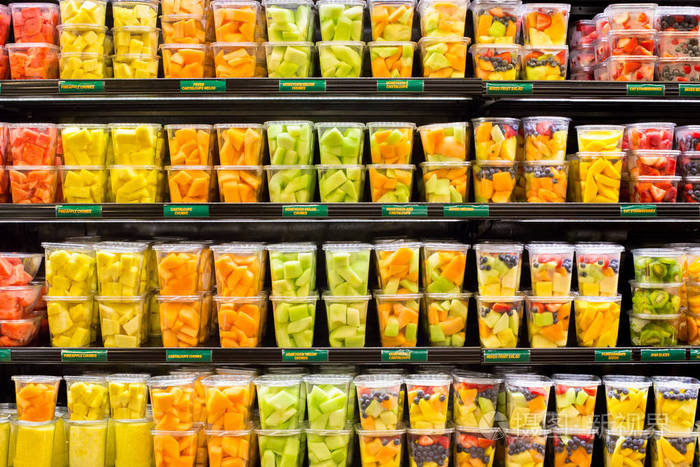 塑料容器货架上有新鲜水果的超市杂货陈列柜