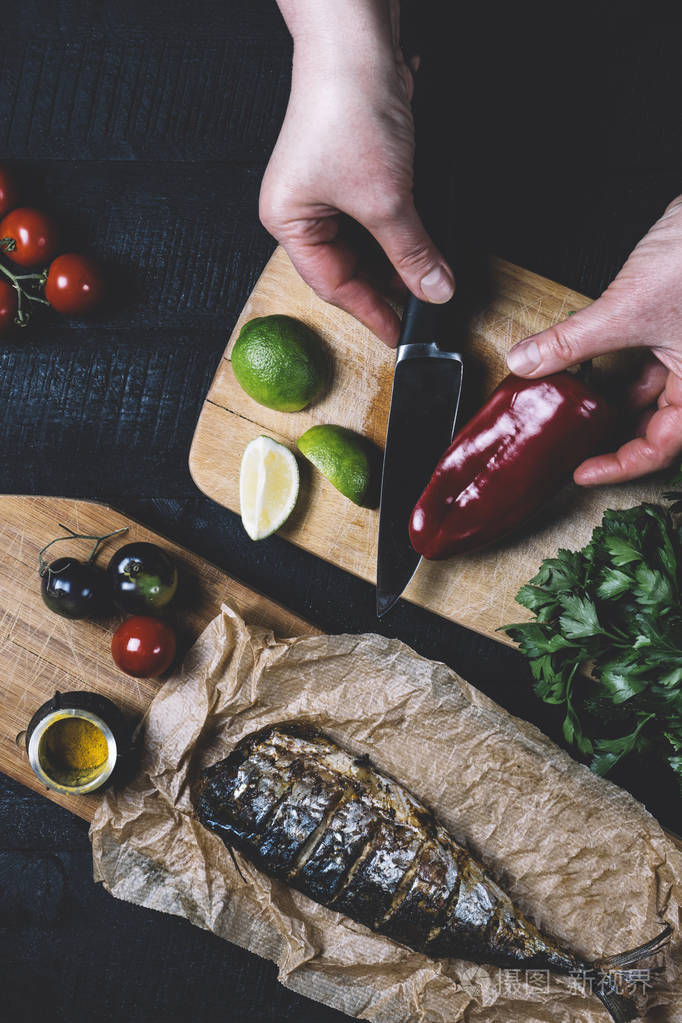 在烹饪的过程中男性手