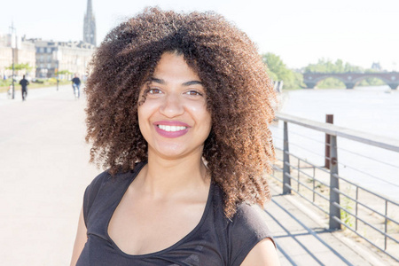 在法国波尔多市户外非洲黑人发型的年轻美国女孩的美丽肖像