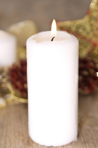 用白色和蓝色的蜡烛和圣诞装饰品圣诞贺卡