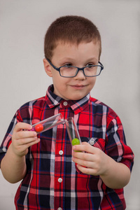 戴眼镜的男孩作为科学家