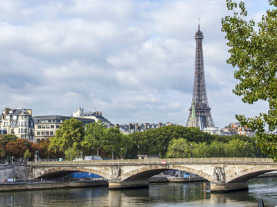 巴黎，法国，对 2015 年 9 月 29 日。与埃菲尔铁塔的城市景观。一个视图的塞纳河和穿过那条河桥