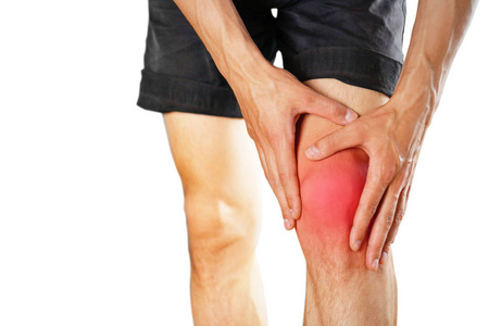 膝盖特写这家伙紧贴着的膝盖不好.在他的腿痛.特写镜头.的照片