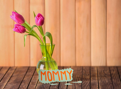 木桌上母亲节美丽的郁金香花瓶