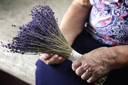 老女人控股花束