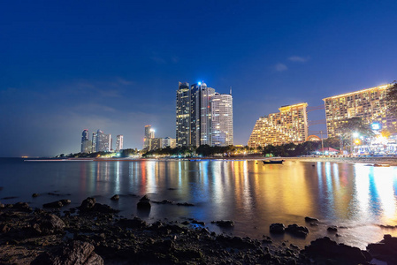 芭堤雅市海滩和大海在暮色里，泰国