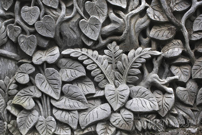 古树上雕刻的丛林浮雕