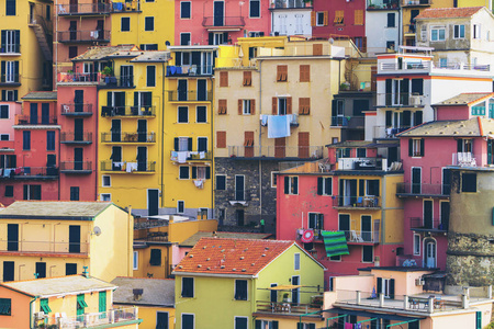 五颜六色的房子在 Manarola, 五渔村意大利