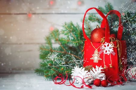 圣诞冬天的背景, 圣诞装饰品和云杉在木桌上的树枝。新年快乐。圣诞快乐