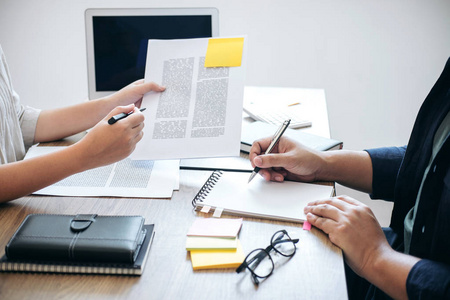 两个高中生的校园或同学的帮助朋友照片