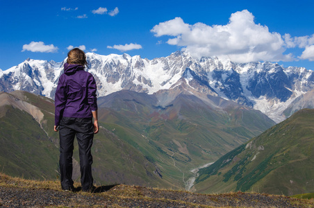 格鲁吉亚山中徒步旅行的女人