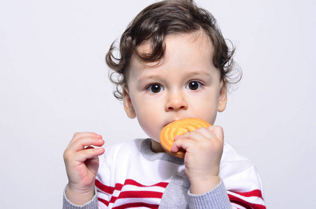 一个可爱的宝宝吃饼干的肖像