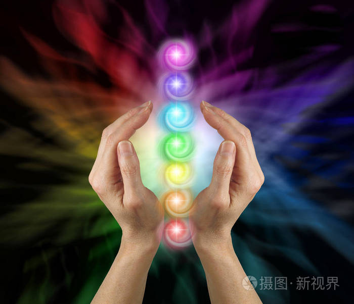 发送七脉轮漩涡愈合能量 女性平行的手反对多彩的能量背景和七个脉轮漂浮在她的手之间照片 正版商用图片0fw5d4 摄图新视界