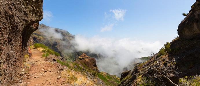 多云高山