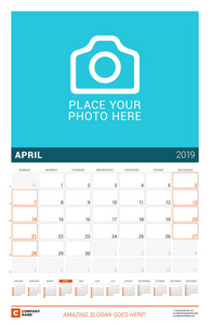 2019年4月。2019年的挂历。矢量设计打印模板与地方为相片和年日历。星期 sarts 在星期日