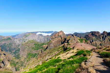 多云高山