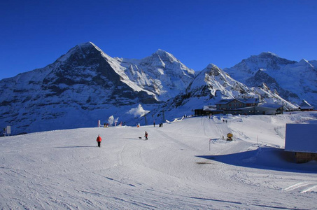 滑雪坡和雪覆盖的山艾格尔峰 门，Lauberhorn