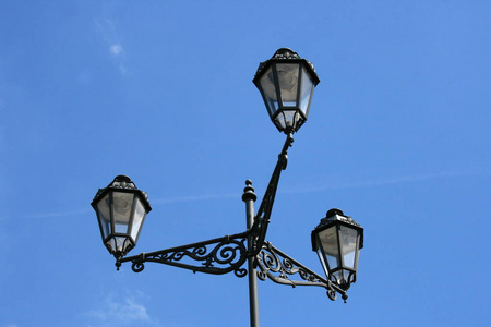 路灯与三盏灯, 蓝天在背景