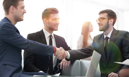 合作伙伴结束交易和握手在 te 的存在.照片