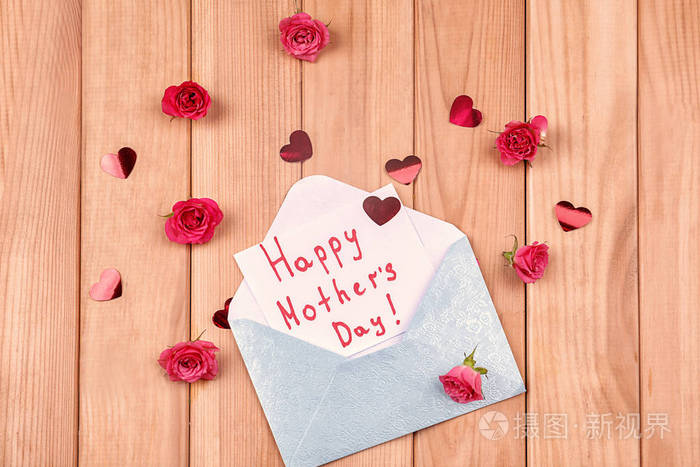 在木质背景下为母亲节准备贺卡的信封