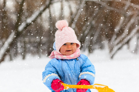 蹒跚学步的可爱小女孩玩在冬天