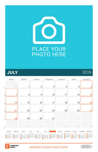 2019年7月。2019年的挂历。矢量设计打印模板与地方为相片和年日历。星期 sarts 在星期日