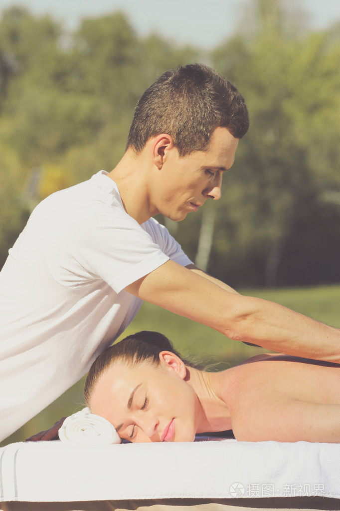 男人给年轻黑妞户外按摩照片-正版商用图片0fw9d4-摄图新视界