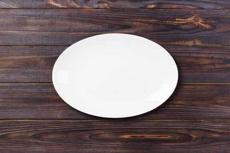空白色食品板木背景上的顶视图图片