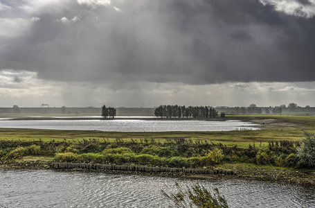 泛滥平原rainclouds 在荷兰 deventer 附近的 ijssel 河上的泛滥平原