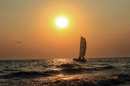 顿湖湖上的帆船海上帆船海上帆船在海滩上的日出与两个船搁浅在岸边的