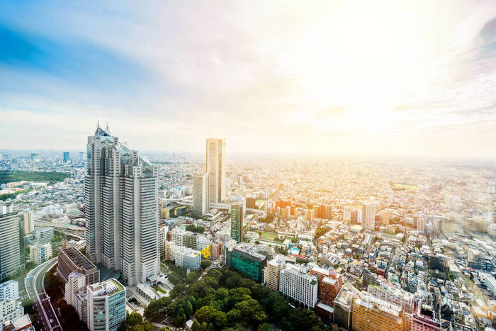 商业和文化概念 —— 现代城市全景的天际线空中鸟瞰戏剧性太阳和早上