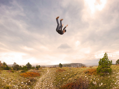 从天空飘落下来的人照片