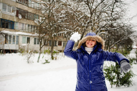 年轻女子投掷雪球