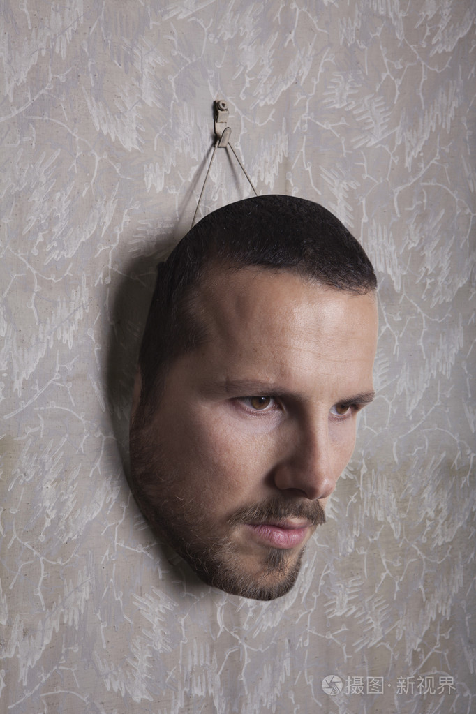 男性的人脸面具