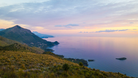 在柏林的海岸线上的夕阳