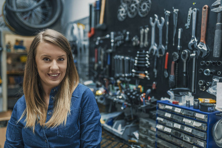 自行车店年轻女技工画像图片