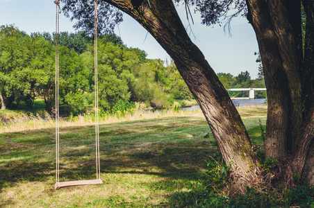 木制的秋千图片