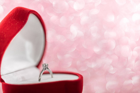 婚礼钻石戒指红色心形礼品盒
