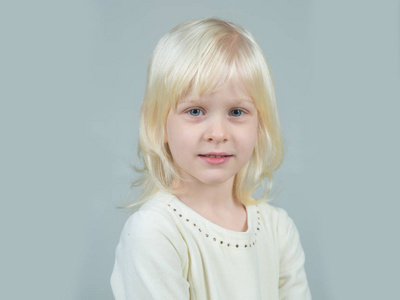 温柔的小女孩图片