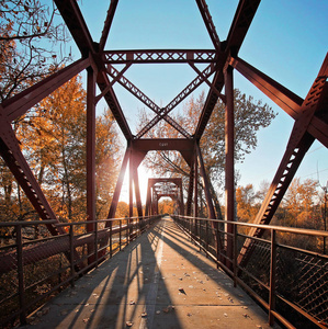 老的古董火车栈桥照片