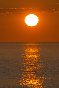 夕阳反射在海洋湾