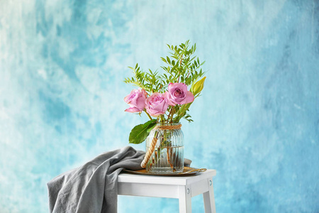 美丽的鲜花在浅色背景上的花瓶