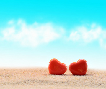 在沙滩上的两个红心